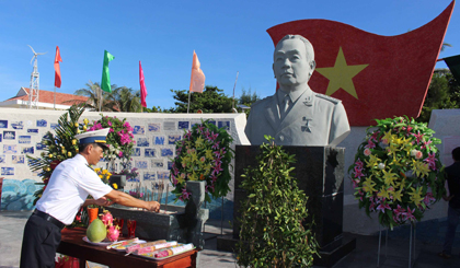 Thắp nhang Đại tướng Võ Nguyên Giáp trên đảo Sơn Ca.