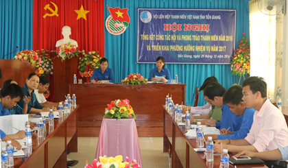 Các đại biểu làm việc tại hội nghị.