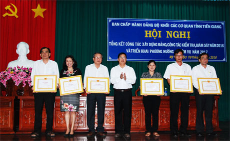 Ông Trần Thanh Nguyên, Tỉnh ủy viên, Bí thư Đảng ủy khối tặng Giấy khen cho các tập thể. Ảnh: Hạnh Nga