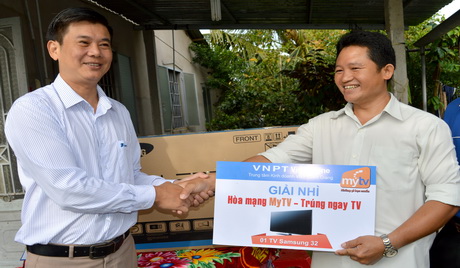 Trao giải Nhì cho khách hàng Trần Văn Sang, ấp 5, xã Đạo Thạnh (TP. Mỹ Tho).