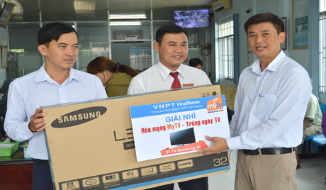 Trao giải Nhì cho Ngân hàng NN&PTNT khu vực Tân Tây (Gò Công Đông).
