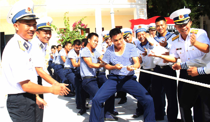 Tham gia trò chơi kéo co.
