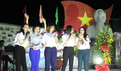Các phóng viên báo chí giao lưu cùng cán bộ, chiến sĩ đảo Sơn Ca.