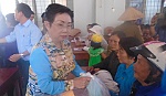 Xã Tam Hiệp tặng quà tết cho hộ nghèo
