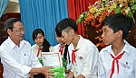 Trao 200 suất học bổng cho học sinh nghèo hiếu học huyện Cái Bè