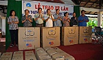 Công ty cổ phần du lịch Tiền Giang trao xe lăn cho người khuyết tật