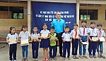 Tặng quà tết cho học sinh nghèo