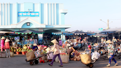 2 Mỗi ngày có gần 100 tấn trái cây được giao dịch ở chợ. Riêng những ngày cuối năm, lượng trái cây được giao dịch ở chợ lên đến 400 - 500 tấn/ngày.