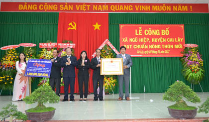 Bà Châu Thị Mỹ Phương - Uỷ viên dự khuyết Ban chấp hành Trung ương Đảng- Uỷ viên Ban thường vụ Tỉnh uỷ, Bí thư Thị uỷ Cai Lậy; ông Trần Thanh Đức, Phó chủ tịch UBND tỉnh trao Bằng công nhận và công trình phúc lợi trị giá 1 tỷ đồng cho lãnh đạo xã Ngũ Hiệp