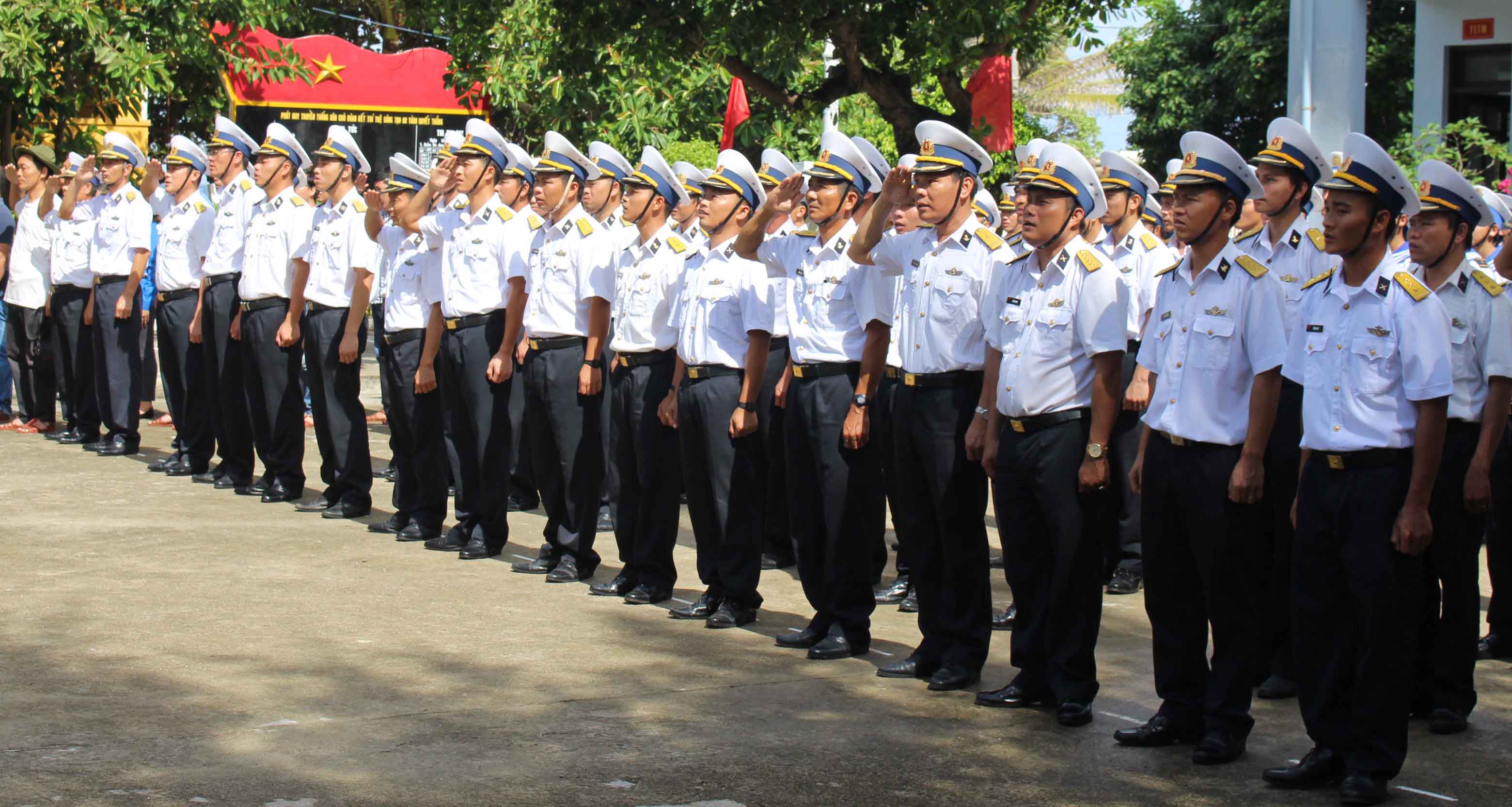 Chào cờ đầu năm tại xã đảo Sinh Tồn.