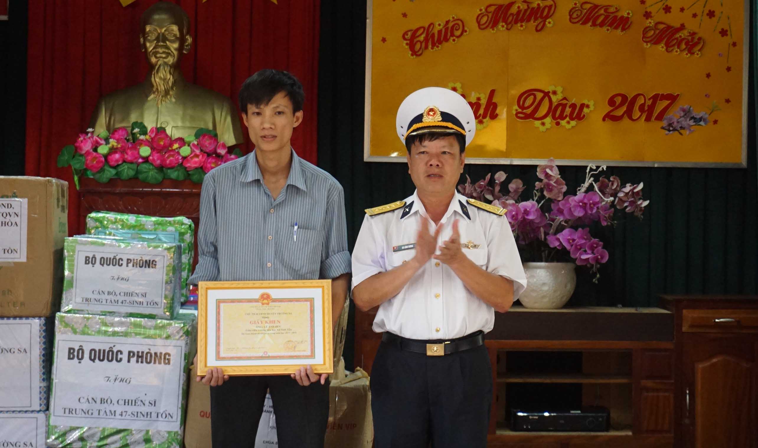 Tặng quà cho các cá nhân có thành tích xuất sắc.