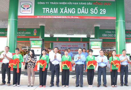 Lãnh đạo tỉnh và Hồng Đức Petro thực hiện nghi thức cắt băng khai trương.