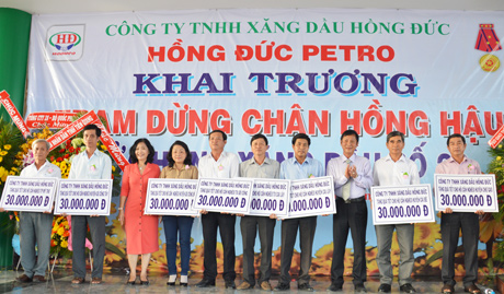 Lãnh đạo Hồng Đức Petro trao bảng