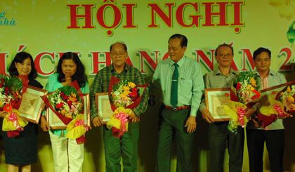 UBND tỉnh tặng Bằng khen cho các đại lý có thành tích trong tiêu thụ vé số và làm tốt công tác từ thiện, xã hội tại Hội nghị khách hàng năm 2017 