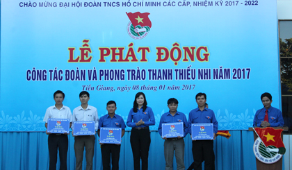 Chị Nguyễn Thị Uyên Trang, Bí thư Tỉnh đoàn trao bảng tượng trưng công trình thanh niên cho các địa phương