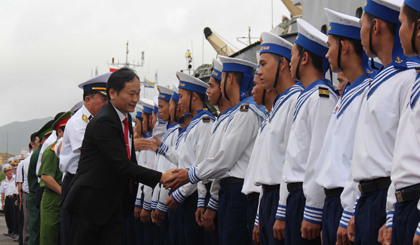 Lãnh đạo tỉnh Khánh Hòa động viên các cán bộ, chiến sĩ lên đường làm nhiệm vụ ở Trường Sa.                                                                                                       Ảnh: minh thành