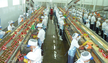 Thực tế, việc trả tiền thưởng Tết Nguyên đán không phải là quy định pháp luật bắt buộc doanh nghiệp (DN) phải thực hiện. Tuy nhiên, có rất nhiều DN xem việc thưởng tết là để tri ân, giữ chân người lao động (NLĐ).