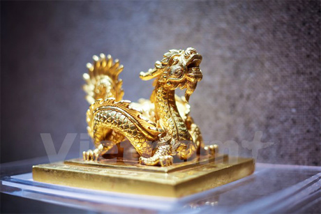 Ấn có núm hình rồng cuốn. Lưng ấn khắc 2 dòng chữ Hán: Thập tuế hoàng kim, trọng nhị bách nhị thập tam lượng lục tiền (Vàng 10 tuổi, nặng 223 lạng 6 tiền - khoảng 8,3kg) và Minh Mệnh bát niên thập nguyệt cát nhật tạo (Đúc vào ngày lành tháng 10 năm Minh Mệnh 8, 1827). Mặt ấn đúc nổi 4 chữ triện Sắc mệnh chi bảo. Ấn được dùng để ban cấp cáo sắc cho văn võ cùng phong tặng thần và người. Đây là hiện vật độc bản, biểu trưng cho quyền lực nhà Nguyễn, có giá trị đặc biệt trong sưu tập kim bảo triều Nguyễn. Ảnh: Minh Sơn/Vietnam+