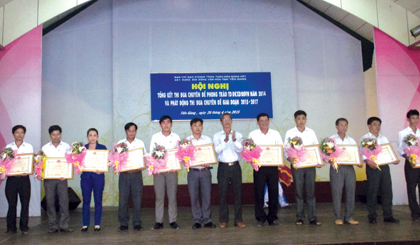 Trao Cờ thi đua của Chủ tịch UBND tỉnh cho 3 tập thể thực hiện tốt phong trào TDĐKXDĐSVH năm 2014.       Ảnh: THU HOÀI