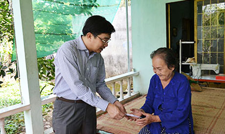 Ông Nguyễn Minh Sơn, Phó chủ nhiệm Ủy ban Kinh tế của Quốc hội thăm hỏi sức khỏe và tặng quà bà Trần Thị Giáp, Ấp Quý Thành, xã Nhị Quý. TX. Cai Lậy.