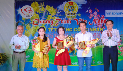 Các doanh nghiệp nhận Kỷ niệm chương “Hết lòng vì người lao động” do LĐLĐ tỉnh trao tặng.