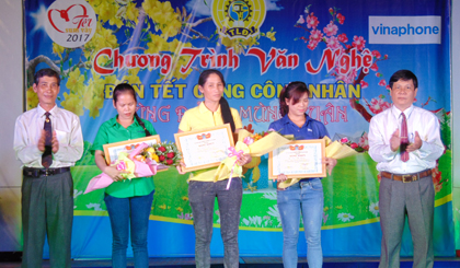 Các doanh nghiệp nhận Kỷ niệm chương “Hết lòng vì người lao động” do LĐLĐ tỉnh trao tặng.
