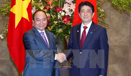 Thủ tướng Nhật Bản Shinzo Abe đón Thủ tướng Nguyễn Xuân Phúc trong chuyến thăm Nhật Bản, tháng 5/2016. (Ảnh: Thống Nhất/TTXVN)