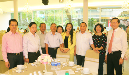 Ông Lê Thanh Hải, nguyên Ủy viên Bộ Chính trị, nguyên Bí thư Thành ủy TP. Hồ Chí Minh (đứng thứ ba từ phải sang) chụp ảnh lưu niệm với lãnh đạo tỉnh và đồng hương Tiền Giang tại TP. Hồ Chí Minh.