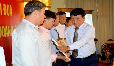 Các tập thể nhận Bằng khen của UBND tỉnh về thành tích trong thực hiện chuyên đề thi đua 