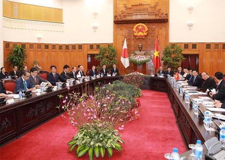 Toàn cảnh cuộc hội đàm giữa Thủ tướng Nguyễn Xuân Phúc và Thủ tướng Nhật Bản Shinzo Abe. (Nguồn: Minh Sơn/Vietnam+)