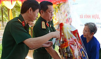  Trung tướng Nguyễn Trọng Nghĩa tặng quà các Bà mẹ Việt Nam anh hùng xã Vĩnh Hựu.
