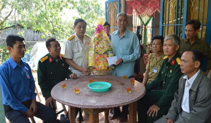 Đại diện tặng 20 triệu đồng và quà Tết cho ông N