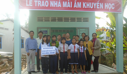 Quang cảnh trao mái ấm Khuyến học.