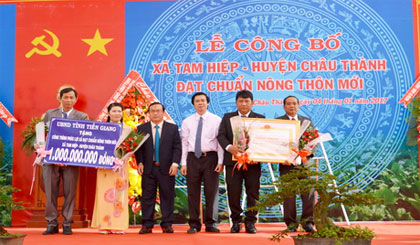 Ông Nguyễn Văn Danh, Bí thư Tỉnh ủy trao Bằng Công nhận xã đạt chuẩn quốc gia NTM và ông Phạm Anh Tuấn, Phó Chủ tịch UBND tỉnh trao tặng công trình phúc lợi trị giá 1 tỷ đồng của UBND tỉnh cho xã Tam Hiệp.