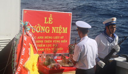 Thắp hương tưởng niệm các Liệt sĩ hy sinh tại vùng biển DK1.