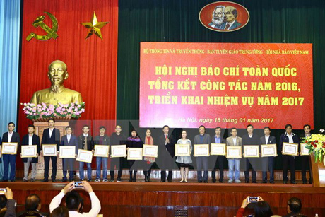 trao tặng Bằng khen cho các tác phẩm và các chuyên đề xuất sắc trong công tuyên truyền năm 2016. (Ảnh: Minh Quyết/TTXVN)