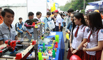 Học sinh tham quan các gian hàng giới thiệu các ngành học của Đại học Bách Khoa Thành phố Hồ Chí Minh. Ảnh: Phương Vy/TTXVN.