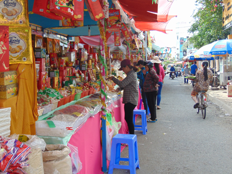 : Bánh kẹo Tết cũng bắt đầu xuống đường để phục vụ cho người dân mua sắm Tết.