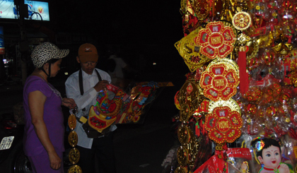 Buôn bán bao lì xì, đồ trang trí Tết cũng bắt đầu nhộn nhịp trên các ngã đường.