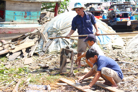 Sau những ngày dài lênh đênh trên biển, con tàu được mang về để tu sửa.
