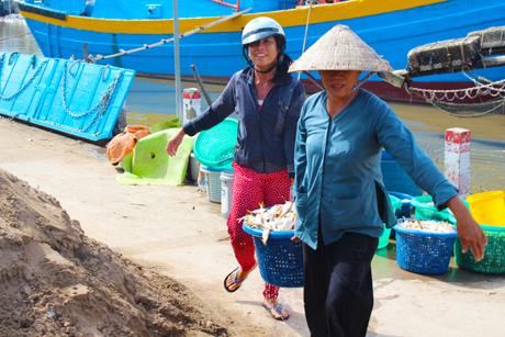 Mua cá về làm mắm.