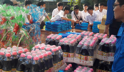 Chuẩn bị các phần quà Tết trao cho học sinh, đoàn viên, Cựu Thanh niên xung phong có hoàn cảnh khó khăn