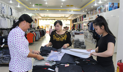 Sản phẩm thời trang may sẵn ngày càng được ưa chuộng.