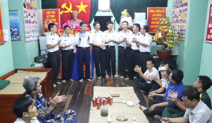 Cán bộ, chiến sĩ giao lưu văn nghệ “Mừng Đảng - Mừng Xuân”.