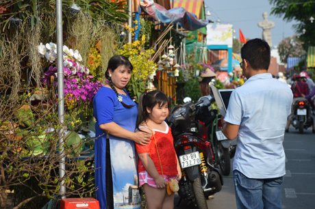 Nhiều gia đình tranh thủ mua hoa và chụp ảnh làm kỷ niệm.
