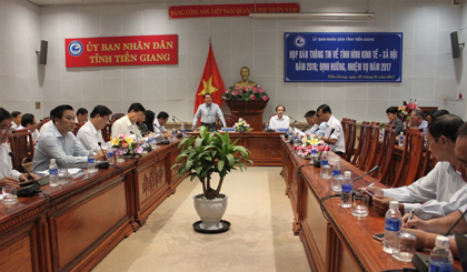 Ông Phạn Văn Trọng, Chánh Văn phòng UBND tỉnh phát biểu tại buổi họp báo