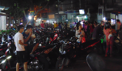 Các bãi giữ xe ở chợ đêm Mỹ Tho luôn trong tình trạng quá tải trong những ngày cận Tết nên đã có không ít bãi giữ xe ở chợ đêm này tự động hét giá giữ xe gắn máy lên 10.000 đồng/chiếc/lượt giữ.