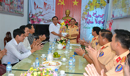 Ông Võ Văn Bình, Phó Bí thư Tỉnh ủy, Trưởng Đoàn ĐBQH tỉnh chúc tết và tặng quà phòng cảnh sát đường bộ- Công an Tiền Giang