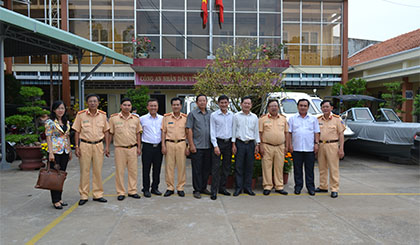 Ông Võ Văn Bình, Phó Bí thư Tỉnh ủy, Trưởng Đoàn ĐBQH tỉnh cùng đại diện lãnh đạo các ban,  sở, ngành, MTTQ tỉnh chụp
