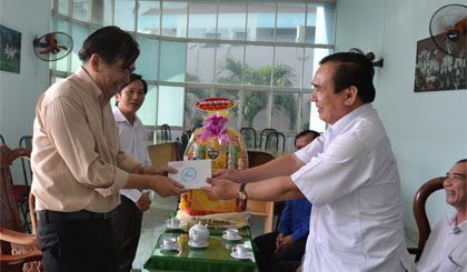 Phó Bí thư Tỉnh ủy, Trưởng Đoàn đại biểu Quốc hội Võ Văn Bình chúc tết và tặng quà Ban Biên tập Báo Ấp Bắc